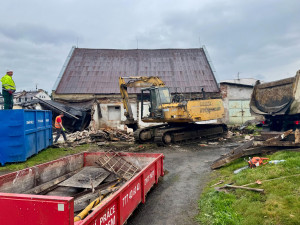 V Ostrově pokračují demolice garáží, některé se ale zatím městu nedaří vykoupit